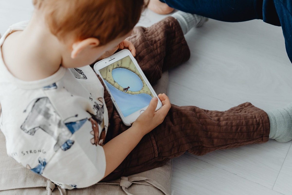 Balancing Act: Navigating Screen Time in the Digital Age of Childcare